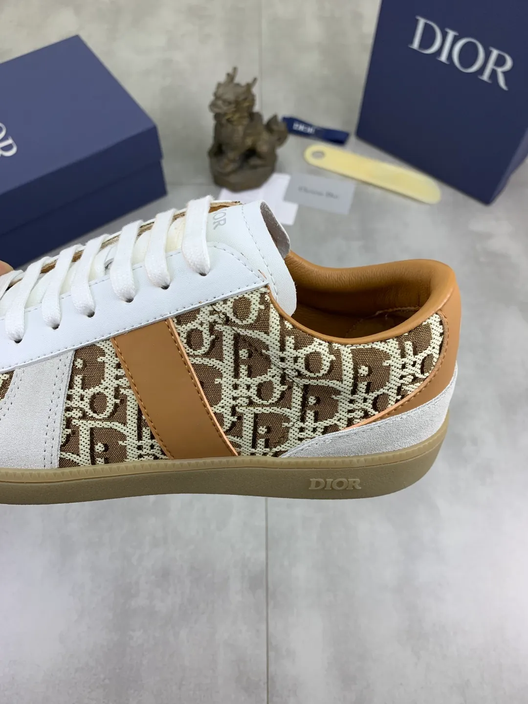Men's shoes 💰P360 New Dior B01 moral training shoes, white first-layer cowhide, original molded outsole. New to the fall collection, this sneaker marks the return of a Dior classic, reinterpreted in a stylish and elegant silhouette. Crafted from white smooth first-grain cowhide with a tonal silk sheepskin lining, it features the Dior logo on the tongue and inner sides, and a CD icon on the heel. Paired with Tpu anti-slip soles of the same color, it can be matched with various styles to create a sophisticated look.  Code number: 38-44